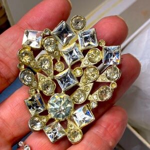 Elegant Silver Brooch with Intricate Crystal Design